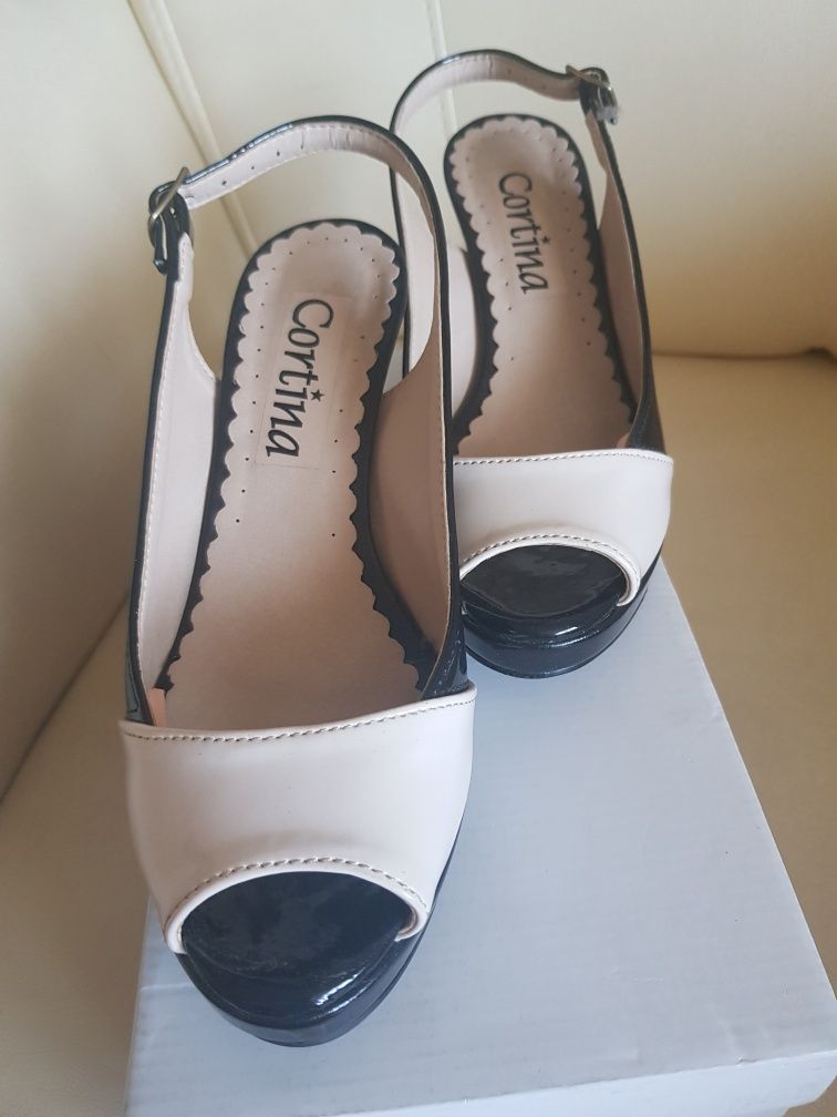 Buty na obcasie lakierowane