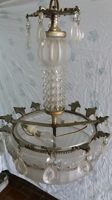 Candeeiro antigo com lampadas