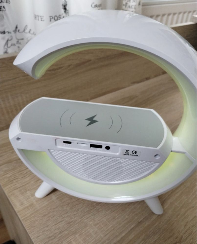 Lampka LED z głosnikiem i ładowarką, zegar, radio, budzik