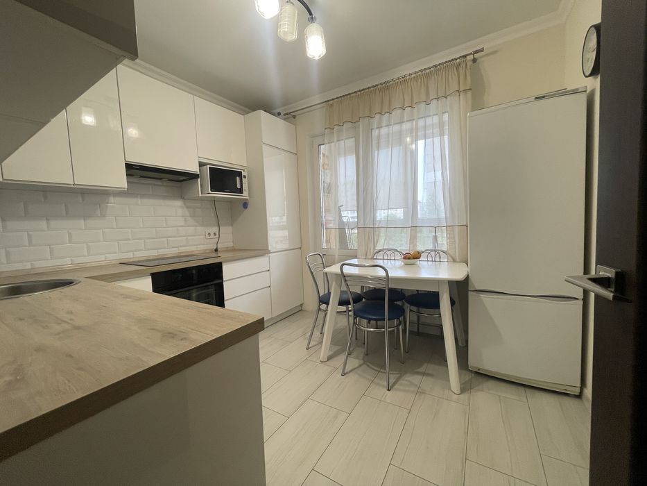 Продаж 3 кім.кв., вул.Гмирі 18, метро 7 хв.