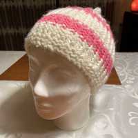 Biało-różowa czapka z wełny