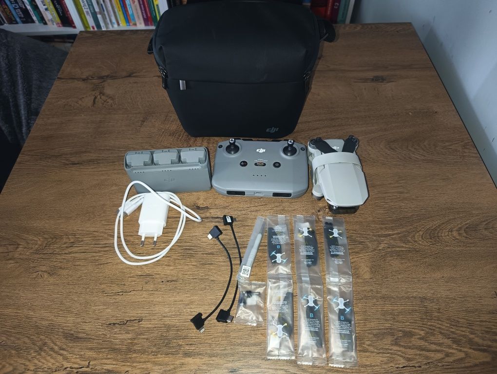 DJI Mini 2 Fly More Combo + 3 baterie + karta 32GB – stan bardzo dobry