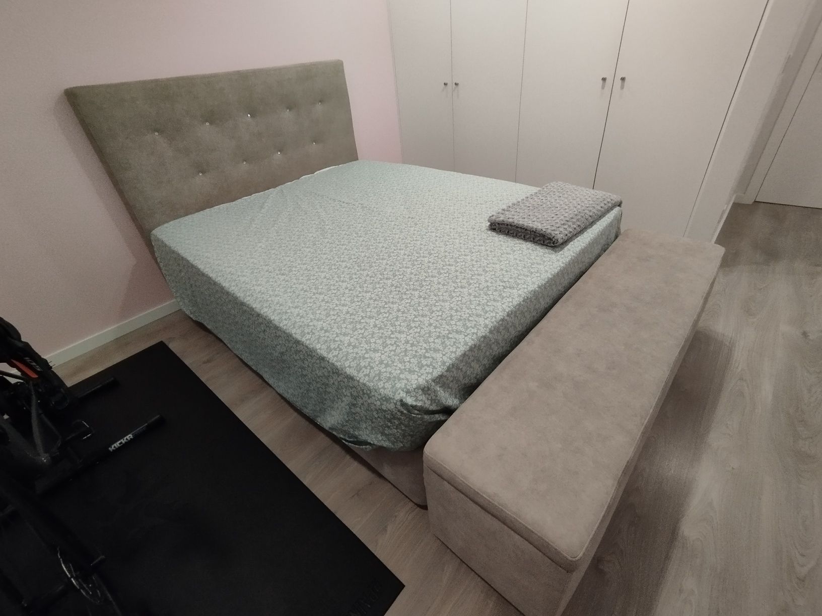 Cama estofada com banqueta 1,60 x 2,00m
