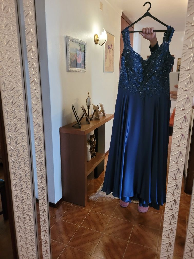 Vestido de cerimónia azul com pérolas