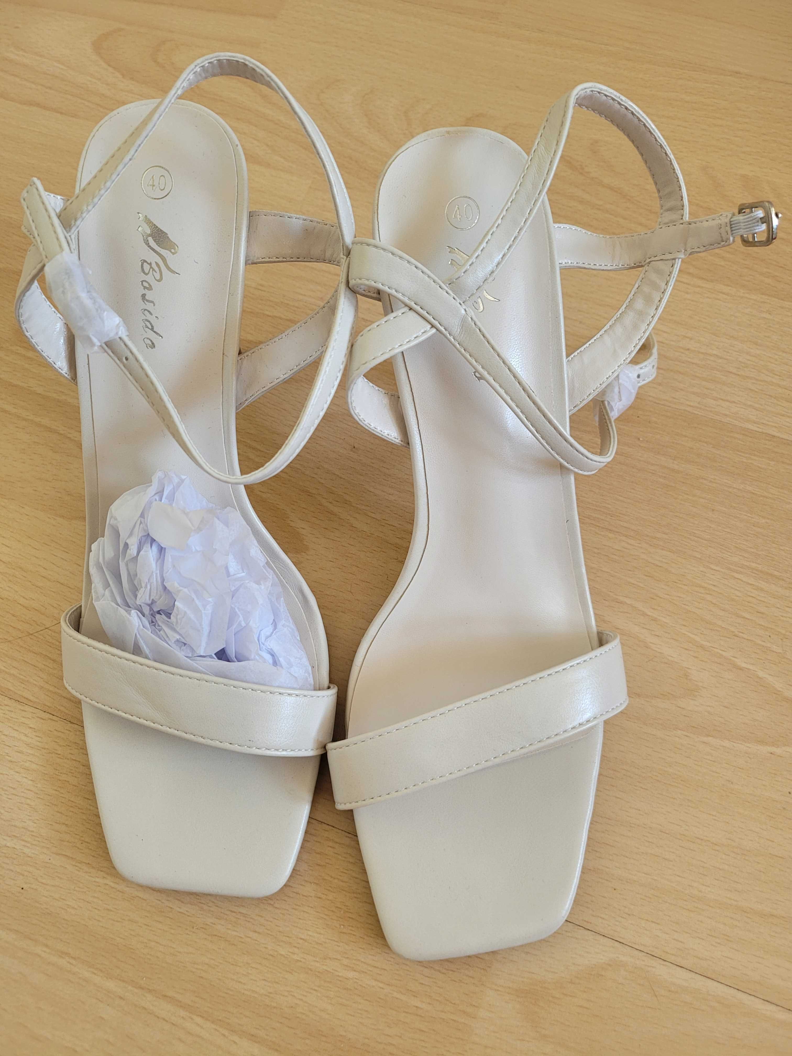 Nowe jasno beżowe buty sandały na obcasie renee