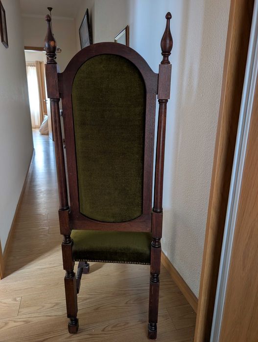 2 cadeiras estilo colonial em veludo verde com tachas decorativas