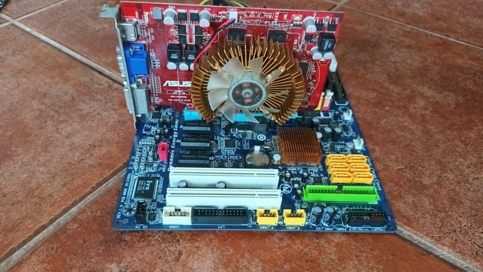 Motherboard com processador e placa gráfica