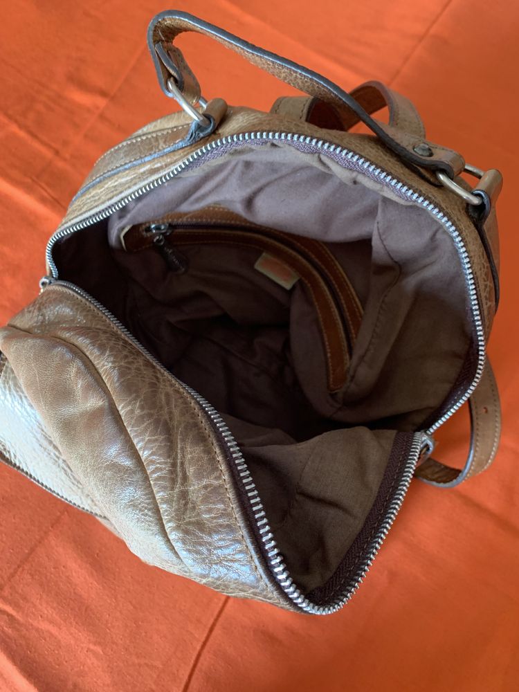Mochila de pele castanha - Elenco