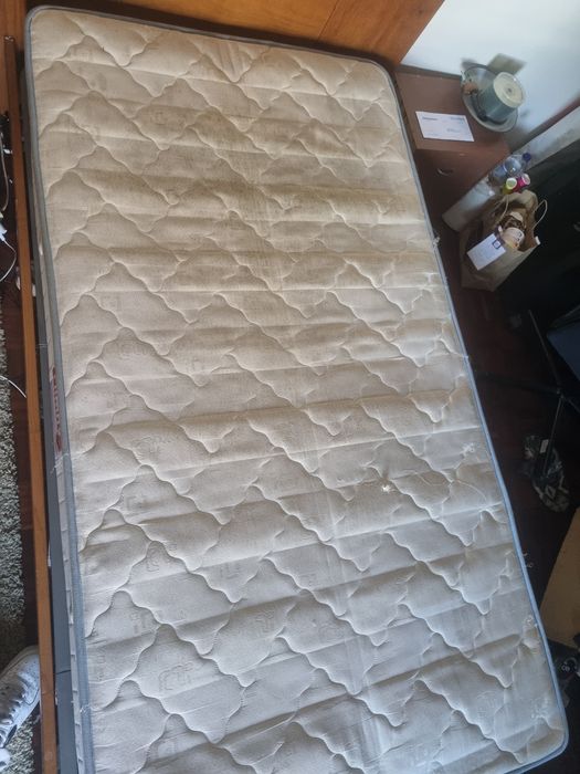 Cama solteiro (corpo e meio) com colchão incluido