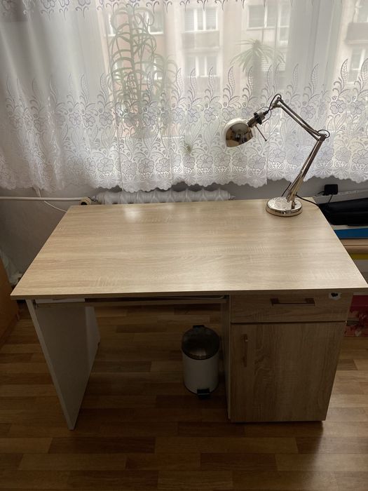 Biurko w kolorze jasnego jesionu z wysuwaną półką, szufladą i szafką