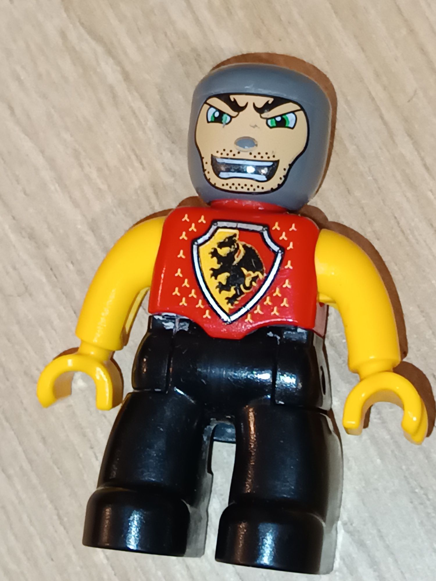Figurka LEGO Duplo rycerz z zamku z czwrwoną klatką piersiową