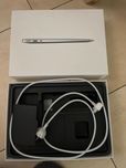 Коробка від MacBook Air та провод