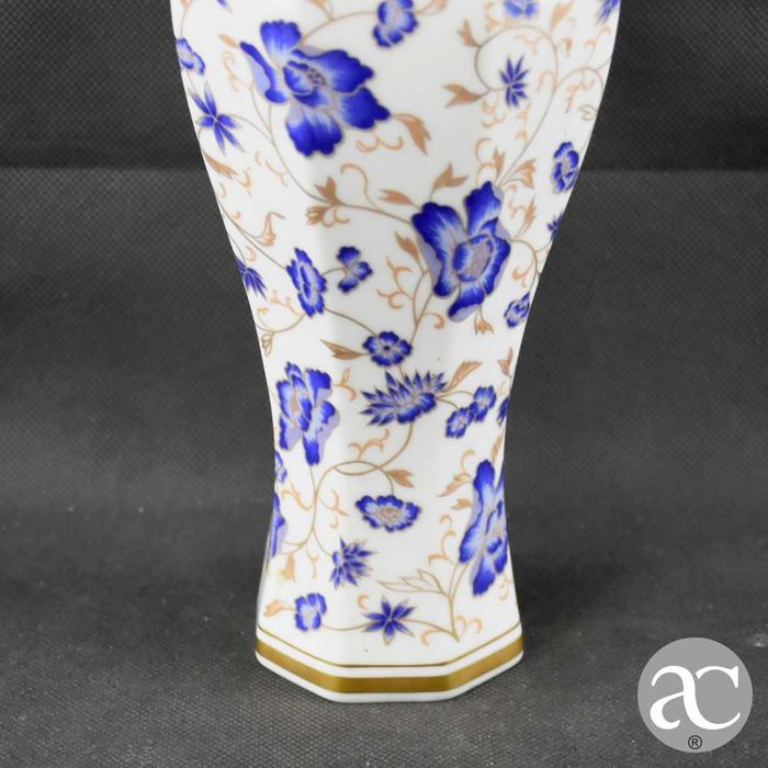2 Jarras oitavadas em porcelana NG, ricamente decorada em azul e ouro