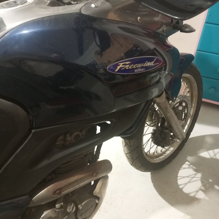 Suzuki XF 650 Freewind