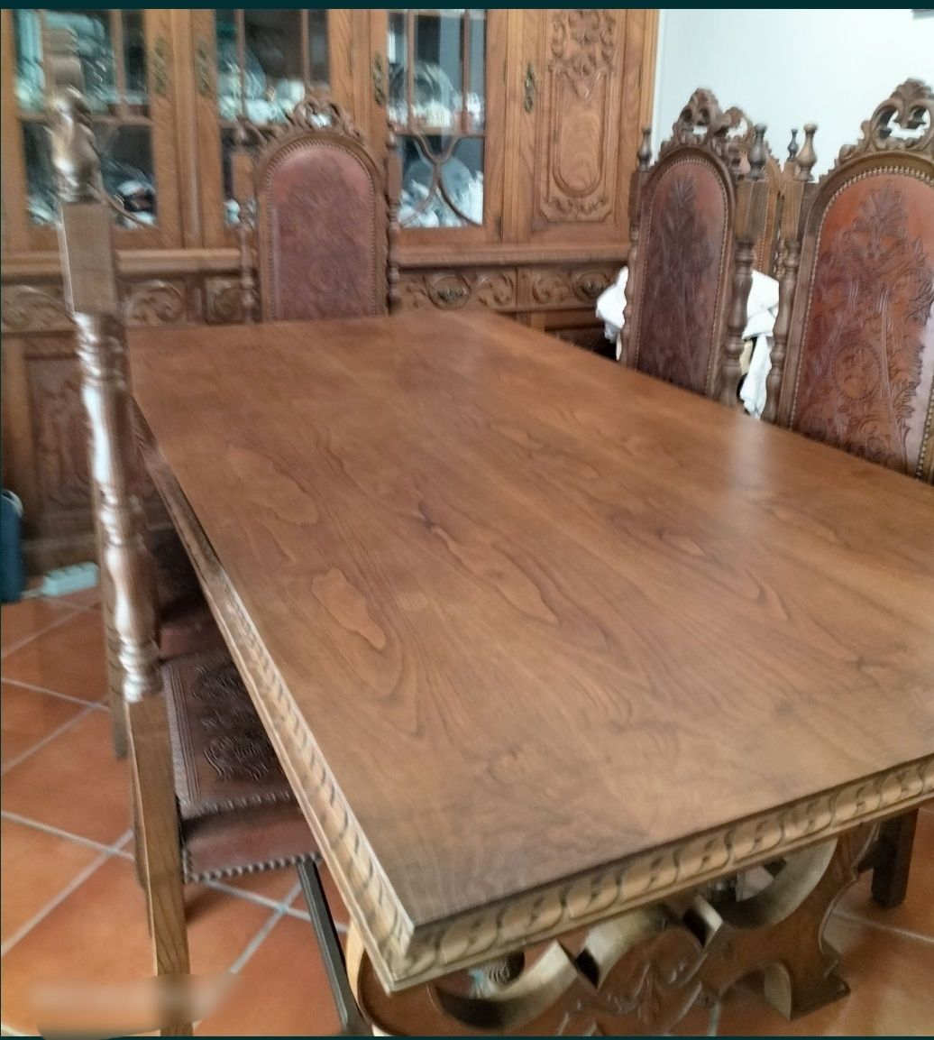 Mesa em madeira de nogueira maciça.