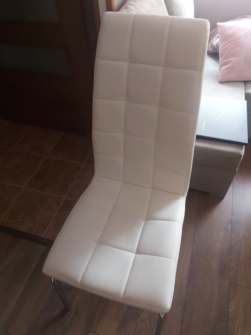 4 białe krzesła 3+1 gratis
