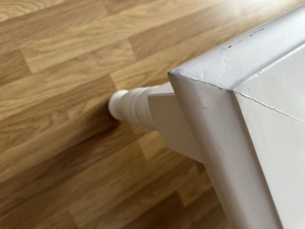 Stolik kawowy drewniany z szufladą i szklem