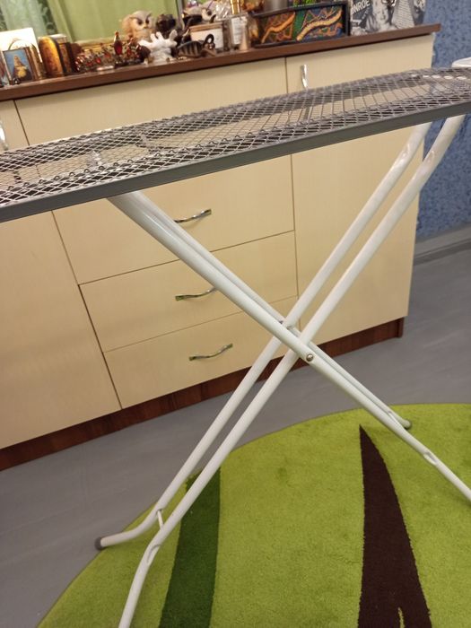 Гладильная доска без чехла.