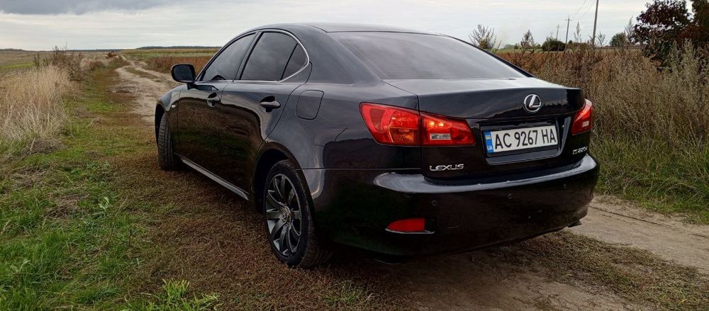 Продам Lexus is 220