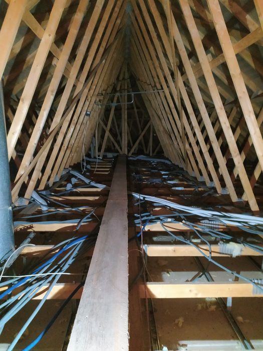 Maszyna do wdmuchiwania wełny granulowanej.