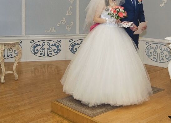 Шикарное свадебное платье с бантом и стразами