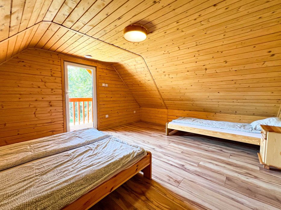 Domek drewniany całoroczny nad jeziorem z jacuzzi i WiFi