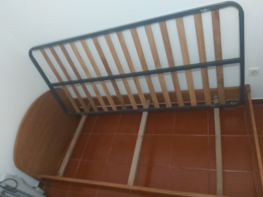 Cama de solteiro com estrato e colchão