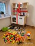 Kuchnia dla dzieci IKEA + 4 zestawy naczyń + 4 zestawy owoców i warzyw