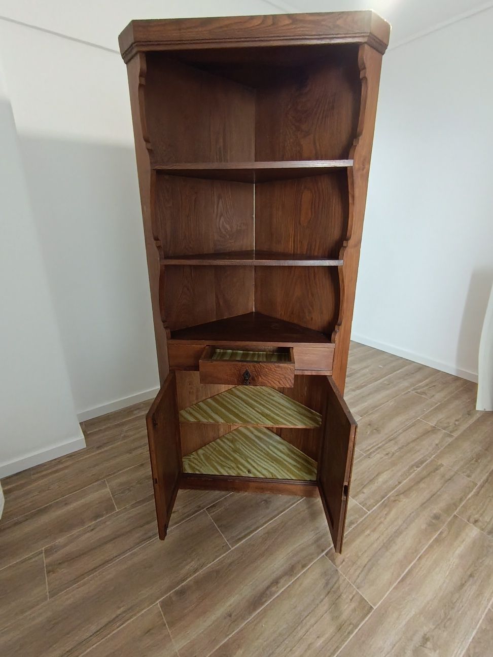 Cantoneira antiga em castanho ( estante ) com portas