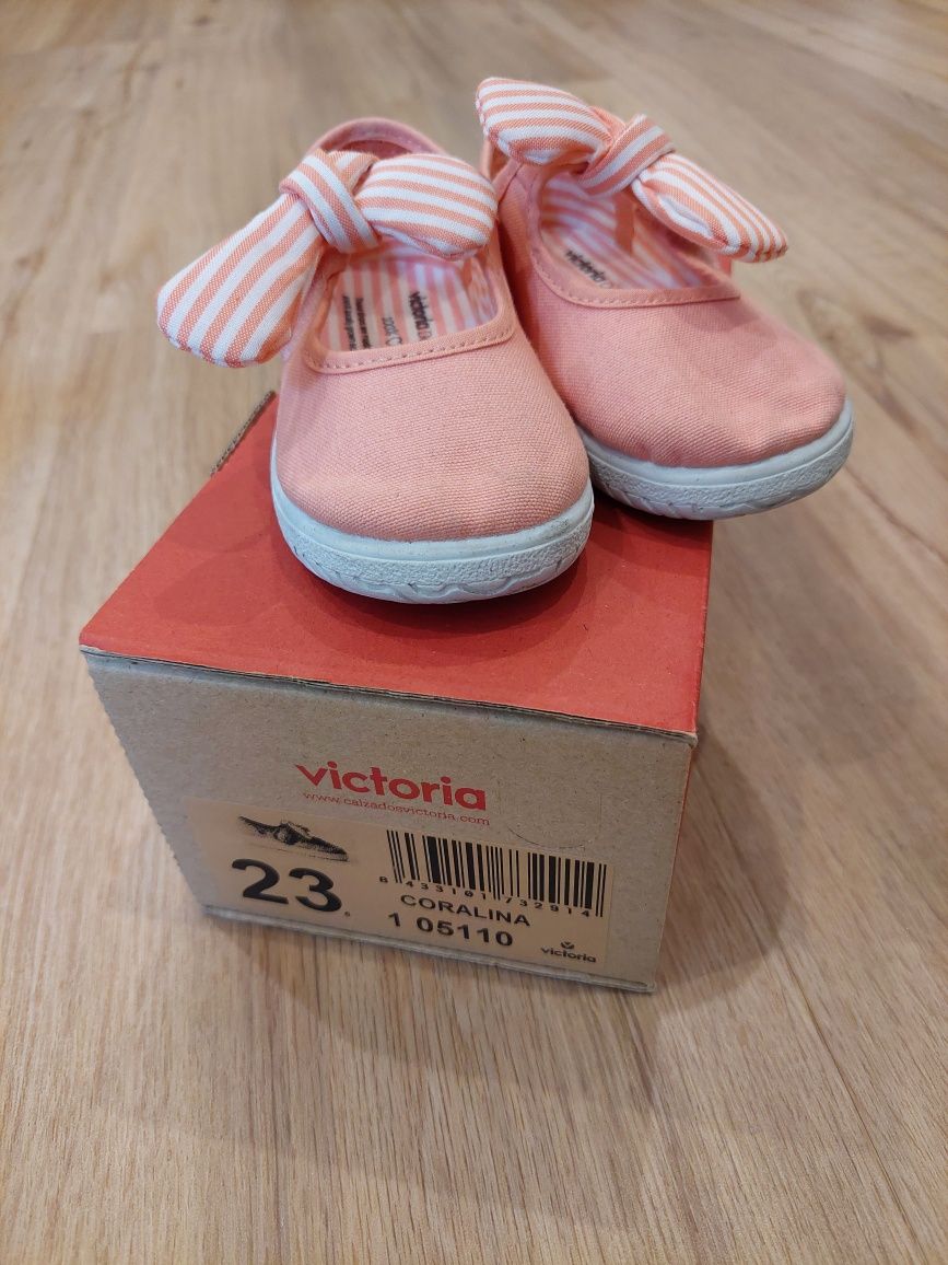 Sapato menina no tamanho 23, marca Victoria.