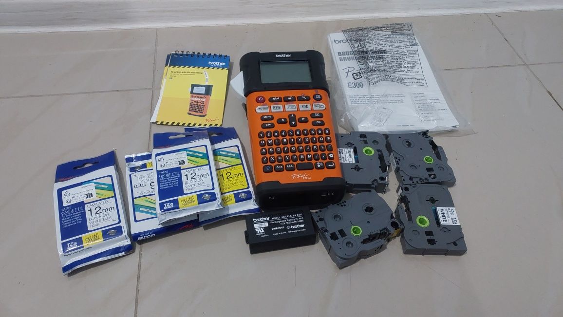 Принтер наклеек Brother  PT-E300VP