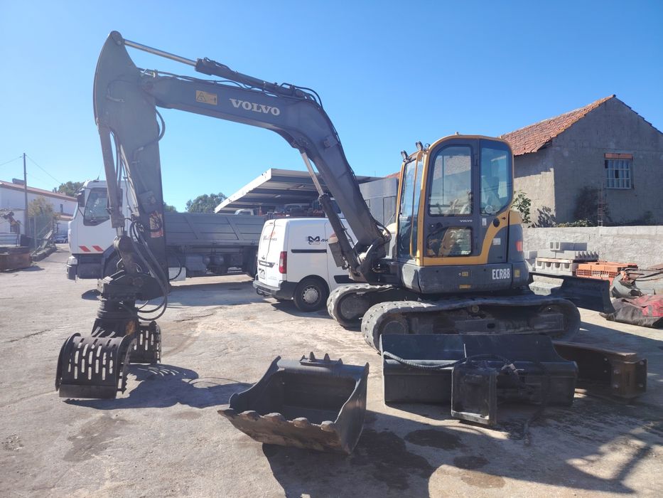 Volvo ECR 88 + pinça hidráulica