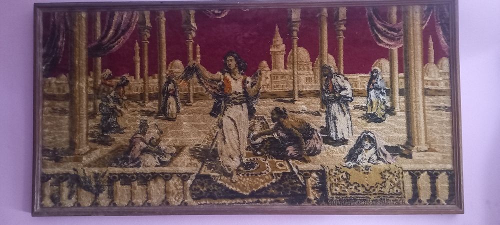 Quadro de tapeçaria antigo com motivos árabes 94x45cm.