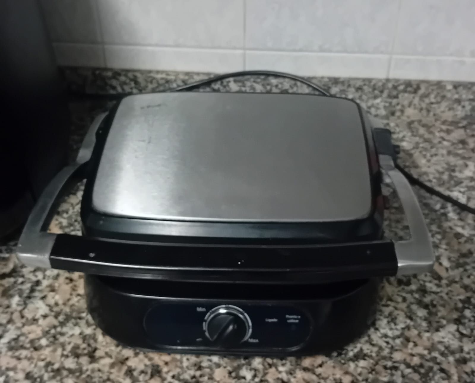 Vende-se , máquina de café continente 10€,, máquina de misto quente15€