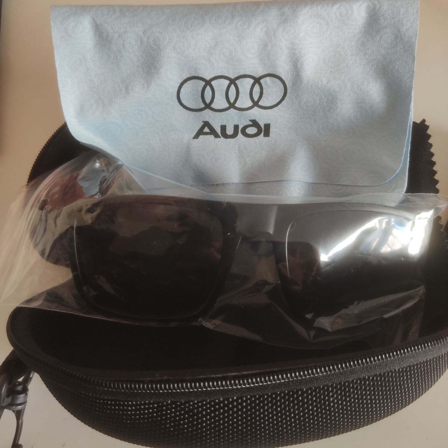 Óculos de sol logotipo Audi, box e pano de limpeza