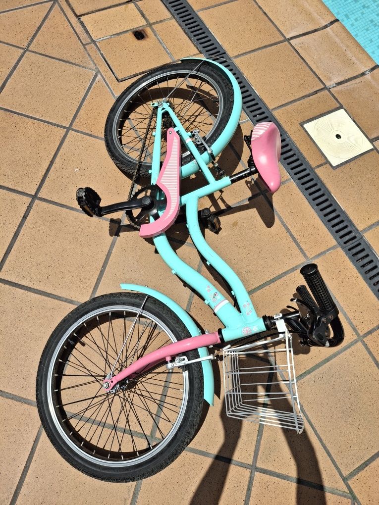 Bicicleta de menina com cesto