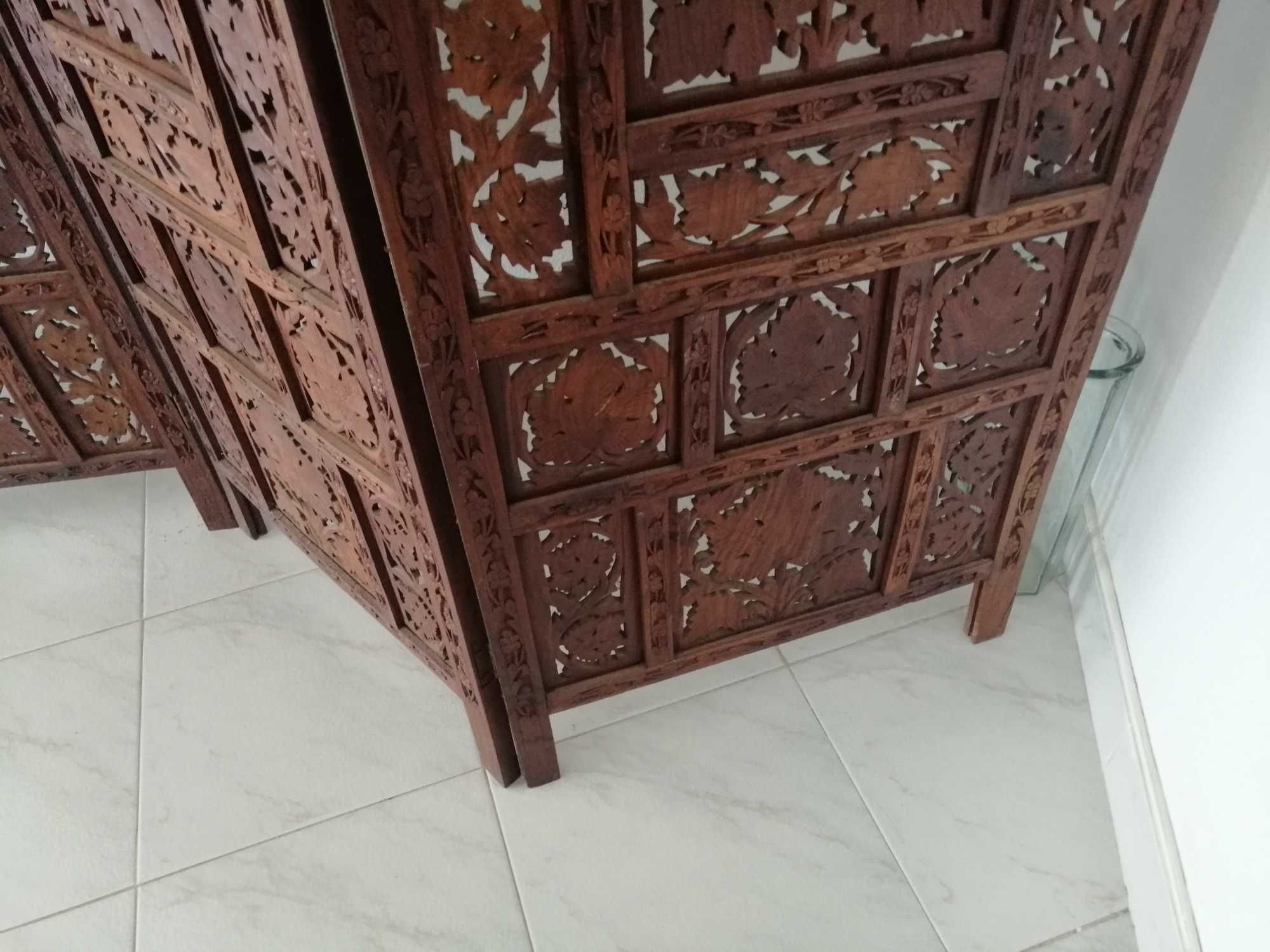 Vendo biombo trabalhado à mão, em madeira escura