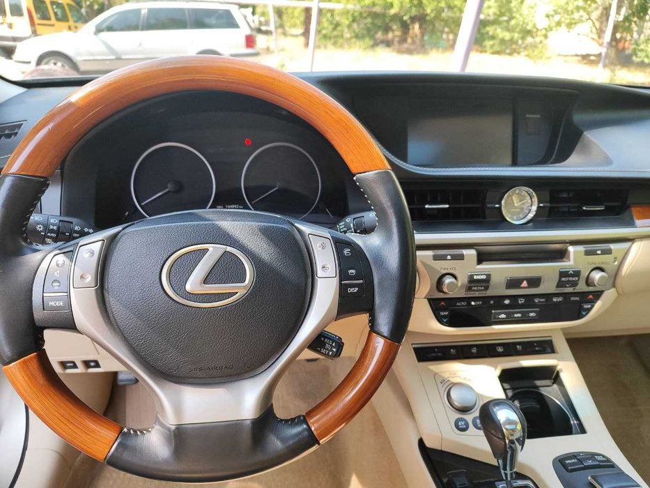 Продам Lexus ES 2012