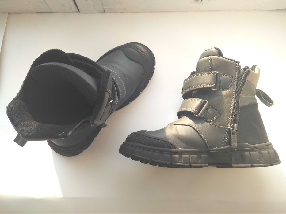Продаються дитячі ботинки
