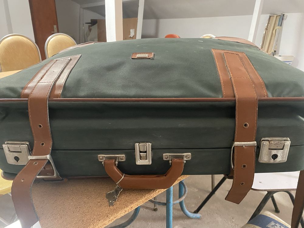 Mala de viagem verde