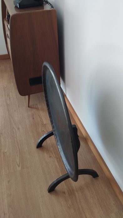 Mesa antiga e adorno