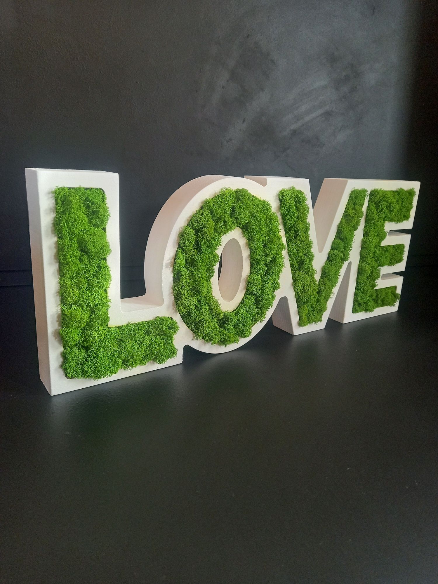 Prezent.  Drzewniane Litery LOVE. Mech  Chrobotek