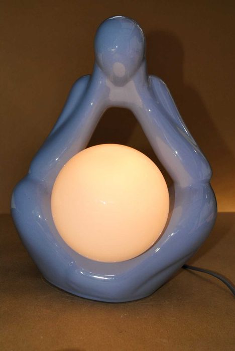 Lampa stojąca ceramiczna- człowiek, fioletowa, z kloszem