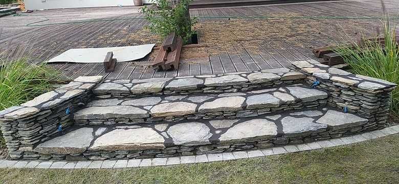 Ogrodzenia z kamienia, szarogłazu, piaskowca, wapienia, granitu, łupka