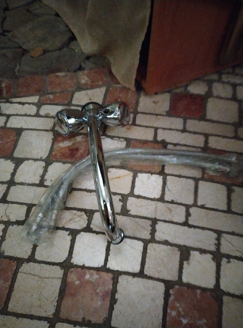 Продам стеллажи и краны.