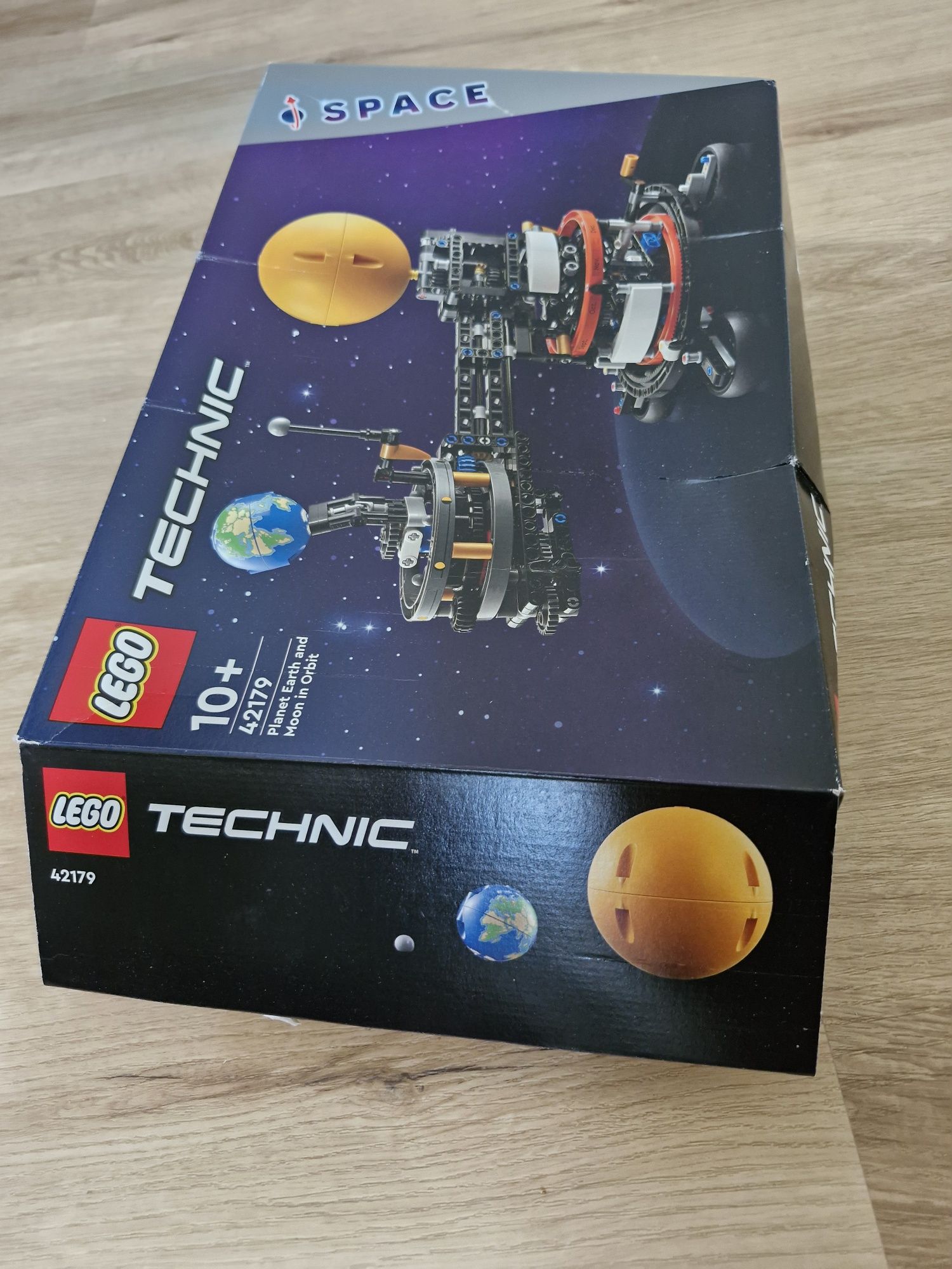 LEGO 42179. Planeta Ziemia i Księżyc na orbicie.