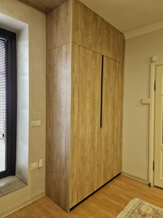 Шафа двохдверна з антресолями в сучасному стилі.