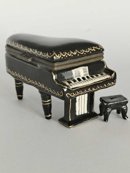 Porcelanowa szkatułka Limoges – fortepian z taboretem