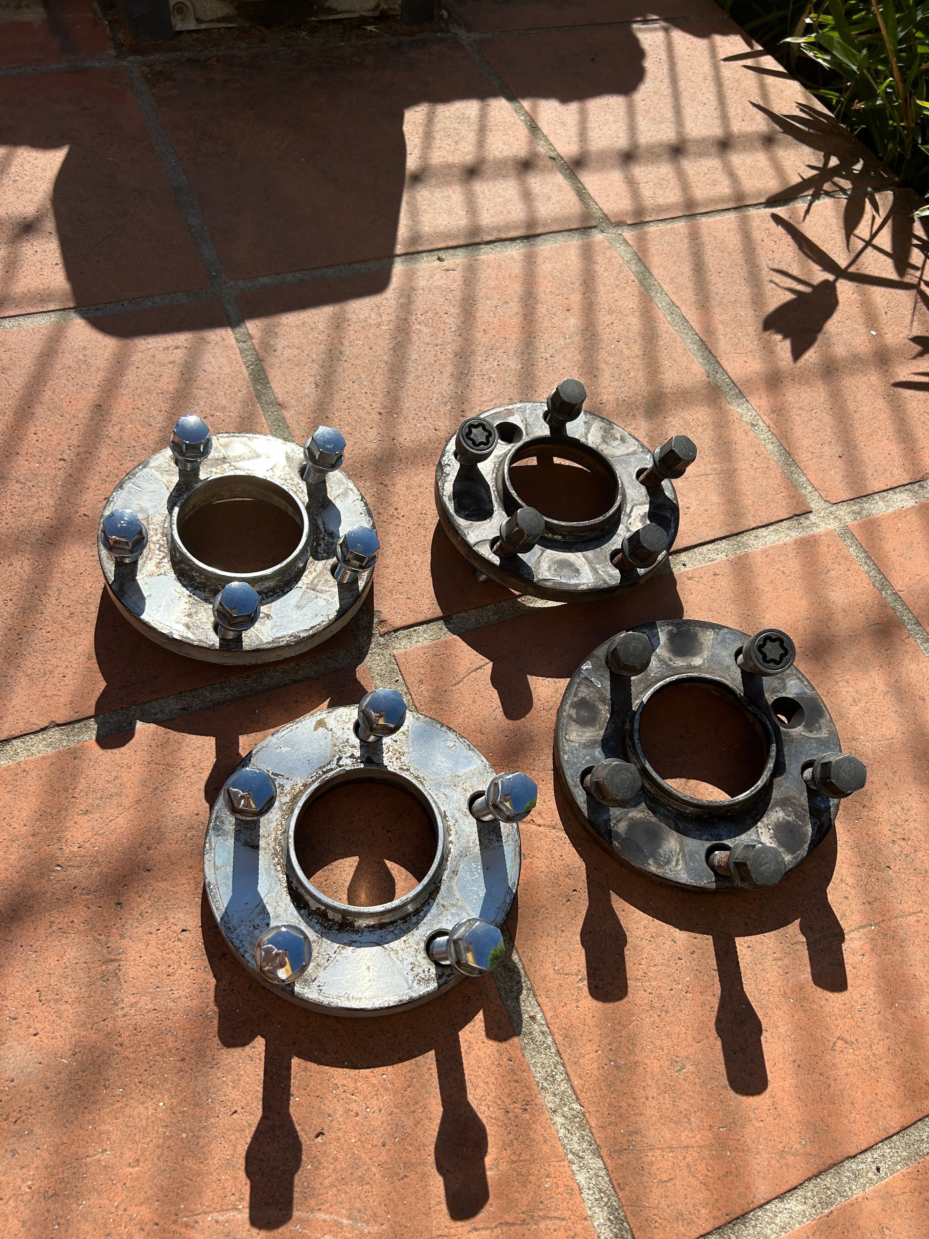 Espaçadores com 1,2cm e 1,6cm de grossura furação 5x120mm (BMW)