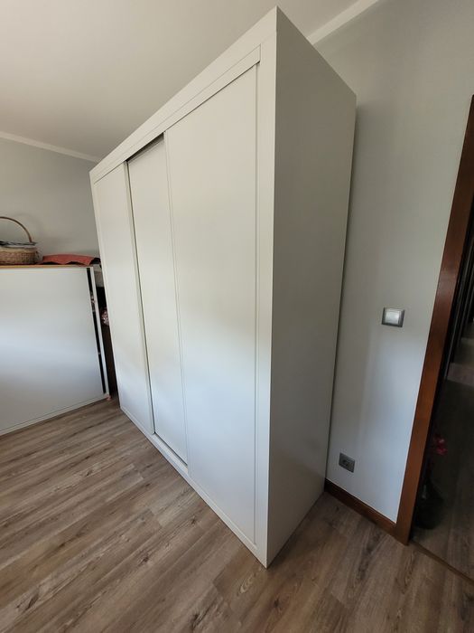 Roupeiro madeira maciça lacado branco